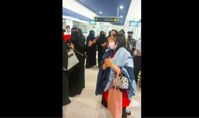 السلطات تتفاعل مع “مجانية الحجر الفندقي” وتفرج عن مغاربة الخليج العالقين بمطار محمد الخامس