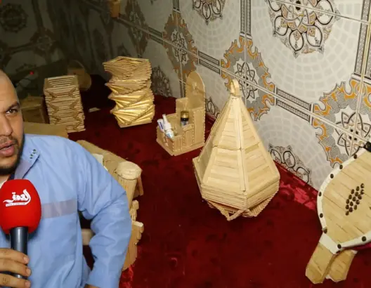 يوسف يبدع من جديد.. شاب مغربي يحول أعواد الآيس كريم إلى أواني وأشكال فنية جميلة (فيديو)