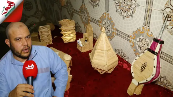 يوسف يبدع من جديد.. شاب مغربي يحول أعواد الآيس كريم إلى أواني وأشكال فنية جميلة (فيديو)