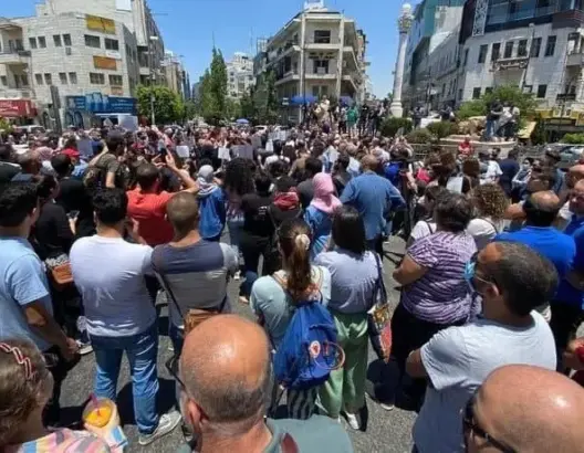 مقتل ناشط معارض يُشعل احتجاجات عارمة بفلسطين.. وأسرته تتهم أمن السلطة بـ”اغتياله”