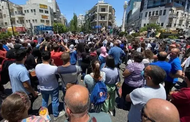 مقتل ناشط معارض يُشعل احتجاجات عارمة بفلسطين.. وأسرته تتهم أمن السلطة بـ”اغتياله”