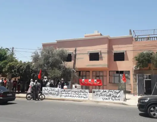مراكش.. “أورونج” تثبت لاقطا هوائيا تحت جنح الظلام والساكنة تطالب السلطات برفع الضرر (صور)