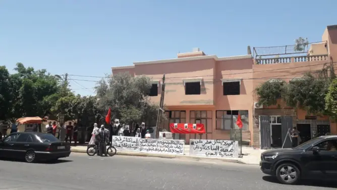 مراكش.. “أورونج” تثبت لاقطا هوائيا تحت جنح الظلام والساكنة تطالب السلطات برفع الضرر (صور)
