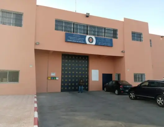 أكادير .. إدارة السجن المحلي تسمح لأبناء “المرأة الحديدية” بزيارة والدتهم بالمستشفى