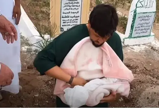 فيديو يوثق لمراسيم دفن رضيعة ولدت ميتة يثير موجة غضب على منصات التواصل