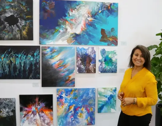 حكيمة رسامة مبتدأة تعرض لوحاتها لأول مرة بالإسيسكو
