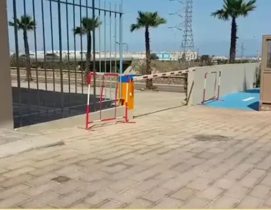 سكان إقامة سكنية يناشدون السلطات لحمايتهم من تجاوزات صاحبة مقهى بالبيضاء