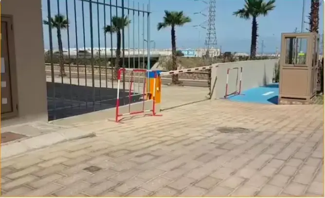 سكان إقامة سكنية يناشدون السلطات لحمايتهم من تجاوزات صاحبة مقهى بالبيضاء