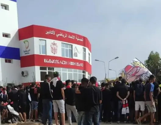 يطالبون بتحسين أوضاع الفريق .. جماهير حسنية أكادير تحتج أمام مقر النادي