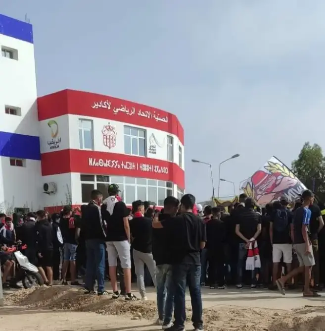 يطالبون بتحسين أوضاع الفريق .. جماهير حسنية أكادير تحتج أمام مقر النادي