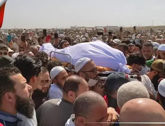 بكاء وحضور قوي.. عائلة ومحبو “أبو النعيم” يشيعون جثمانه إلى مثواه الأخير