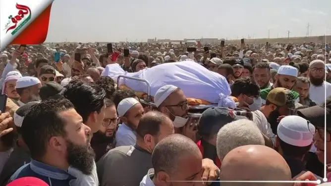 بكاء وحضور قوي.. عائلة ومحبو “أبو النعيم” يشيعون جثمانه إلى مثواه الأخير