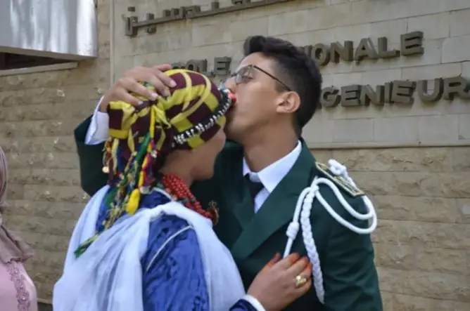 أم مغربية تخطف الأضواء بحضور حفل تخرج ابنها المهندس باللباس الأمازيغي