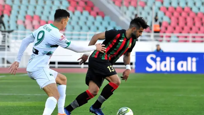الجيش الملكي يتشبث بإجراء مباراة الرجاء في وقتها ويطالب بتطبيق القانون