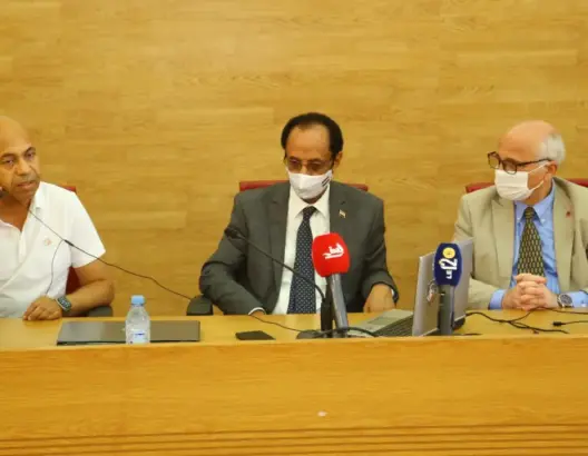 جامعة ابن طفيل تكرم المخترع رشيد اليزمي مخترع بطاريات اللثيوم