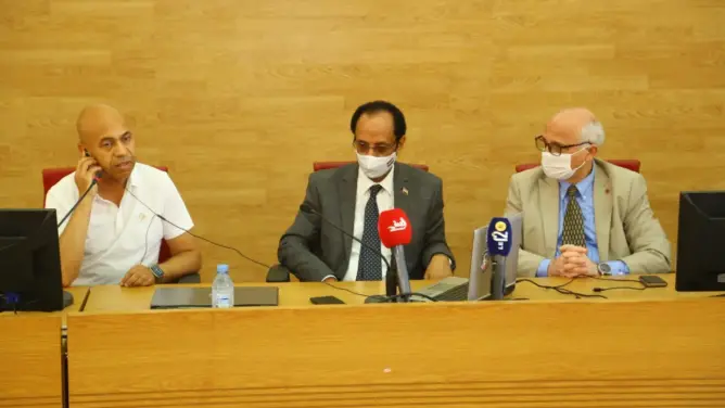 جامعة ابن طفيل تكرم المخترع رشيد اليزمي مخترع بطاريات اللثيوم