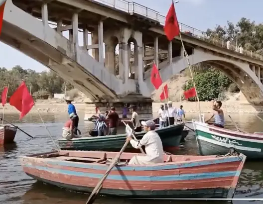 كارثة بيئية تهدد مصدر قوتهم.. أصحاب القوارب بأزمور يخرجون في "مسيرة الغضب" (فيديو)