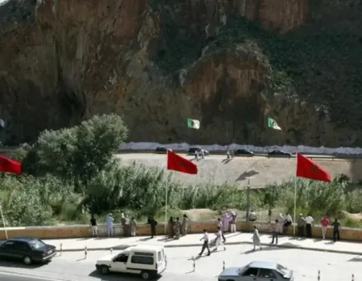 خاص..شباب مغاربة محتجزون بسجون الجزائر يستغيثون ويستغربون "لامبالاة" القنصل المغربي
