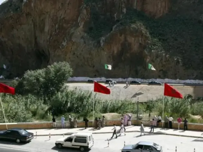 خاص..شباب مغاربة محتجزون بسجون الجزائر يستغيثون ويستغربون "لامبالاة" القنصل المغربي