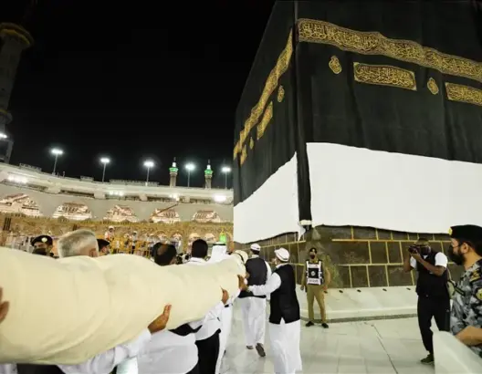 عرفة.. 60 ألفا يقيمون ركن الحج الأعظم والسعودية تستبدل كسوة الكعبة (فيديو)