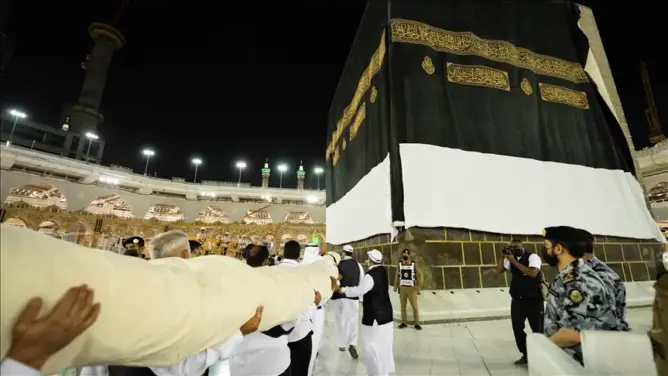 عرفة.. 60 ألفا يقيمون ركن الحج الأعظم والسعودية تستبدل كسوة الكعبة (فيديو)