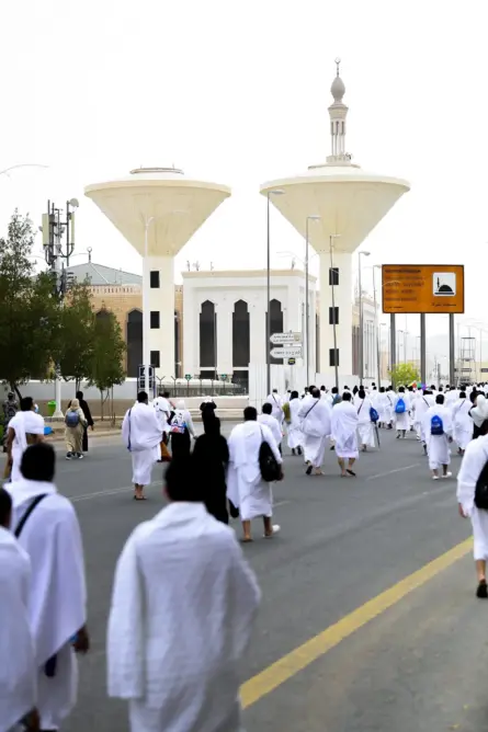 حجاج بيت الله الحرام يتوافدون على صعيد عرفات لأداء الركن الأعظم