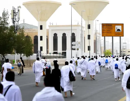 حجاج بيت الله الحرام يتوافدون على صعيد عرفات لأداء الركن الأعظم