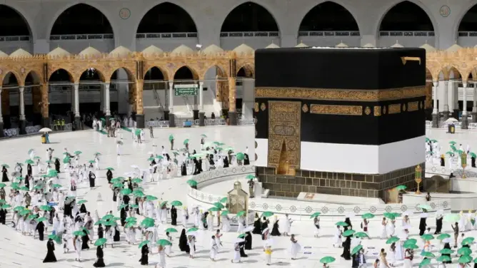 بعد منع نقل الصلاة عبر الإعلام.. هل تتجه السعودية لمنع التصوير الشخصي في الحج؟
