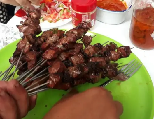 من الذبح إلى الأكل.. عادات خاصة بالمغاربة ما بعد نحر أضحية العيد