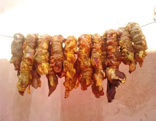 “تيكورداسين”.. نقانق أمازيغية من أضحية العيد يُحتفظ بها في دكة الاحتياط (فيديو)