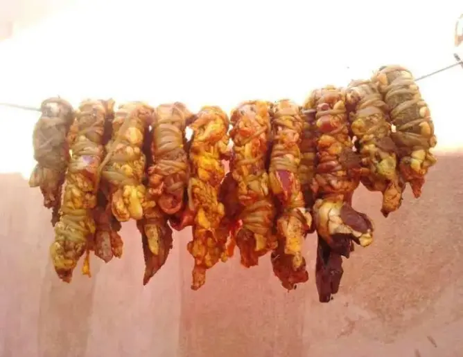 “تيكورداسين”.. نقانق أمازيغية من أضحية العيد يُحتفظ بها في دكة الاحتياط (فيديو)