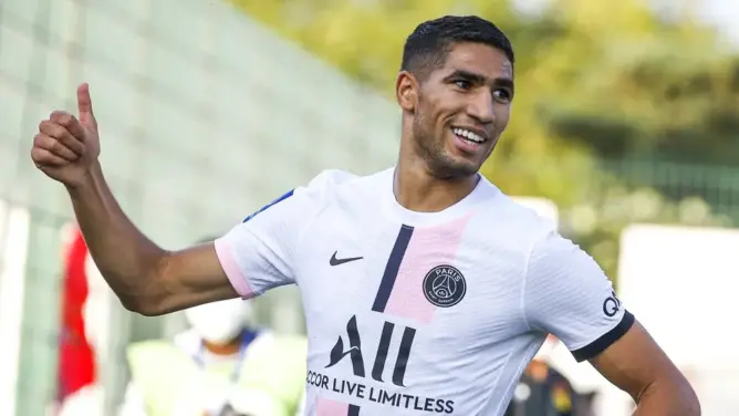 اللاعب الإفريقي والعربي الوحيد.. حكيمي ضمن التشكيلة المثالية لسنة 2022