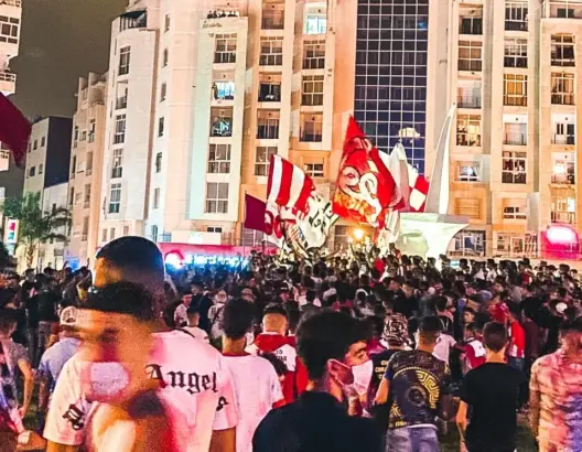 احتجاجات بتطوان بعد سقوط “الحمامة البيضاء”.. الجماهير تطالب باستقالة غازي والأخير “يعتذر” (صور)