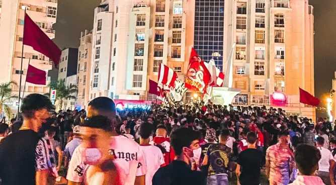 احتجاجات بتطوان بعد سقوط “الحمامة البيضاء”.. الجماهير تطالب باستقالة غازي والأخير “يعتذر” (صور)