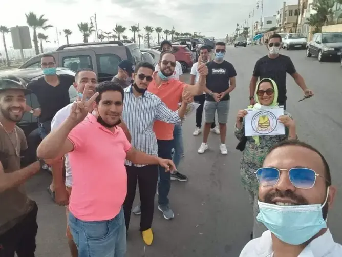 الاحتجاج ضد “مول جيلي صفر” ينتقل من الافتراضي إلى أرض الواقع.. مواطنون يرفعون شعارات ترفض الظاهرة
