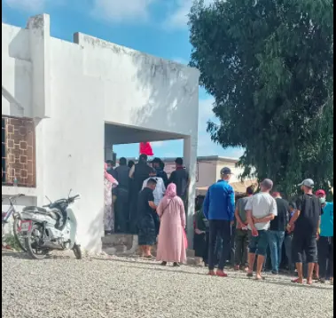 بيضاويون يشتكون الفوضى والإكتظاظ بمراكز التلقيح ويحذرون من تحولها لـ”بؤر وبائية”