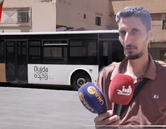 سائق مطرود من شركة للنقل الحضري بوجدة يحجز على حافلة بالشارع العام ليحصل على مستحقاته (فيديو)