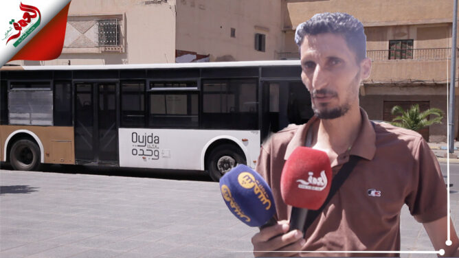 سائق مطرود من شركة للنقل الحضري بوجدة يحجز على حافلة بالشارع العام ليحصل على مستحقاته (فيديو)