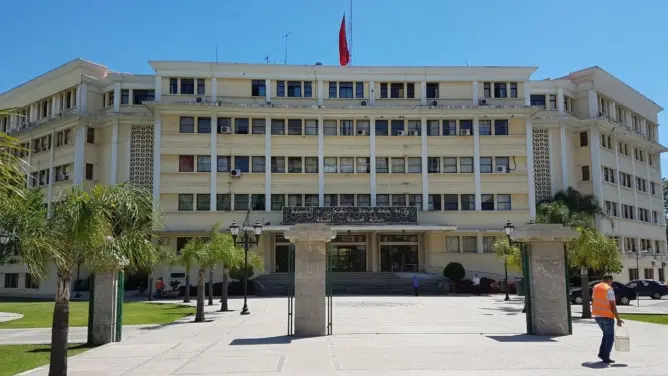 الغياب الكلي للمستشارين يؤجل انتخاب مجالس مقاطعات بطنجة ويضع الوالي في “حرج”