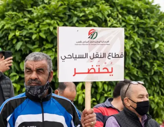 أرباب النقل السياحي يحتجون أمام “بنك المغرب” وينددون بـ”تجاهل” الحكومة