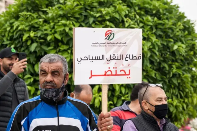 أرباب النقل السياحي يحتجون أمام “بنك المغرب” وينددون بـ”تجاهل” الحكومة