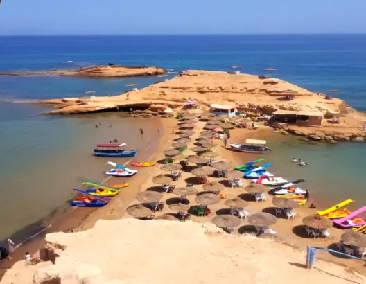 شباب يحولون “مرسى” عشوائي إلى شاطئ بمواصفات عالمية بضواحي الناظور (فيديو)
