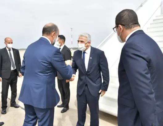 وزير الخارجية الإسرائيلي يصل المغرب .. والجزولي في استقباله (صور)