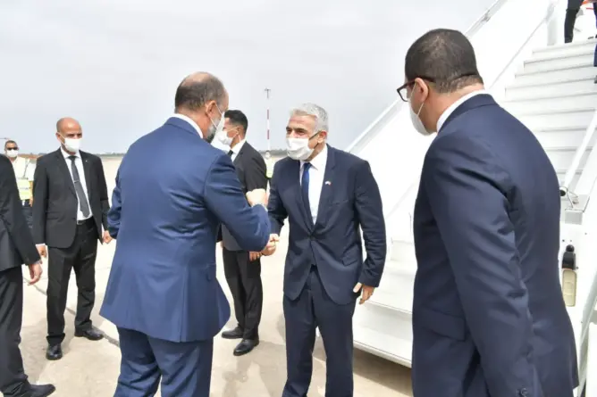 وزير الخارجية الإسرائيلي يصل المغرب .. والجزولي في استقباله (صور)