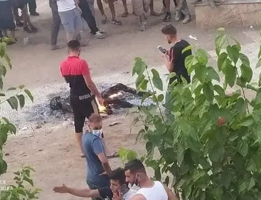 سلطات الجزائر تُعوض الشاب المقتول بتيزي وزو بوظيفة لشقيقه ومواد تعقيم لأسرته