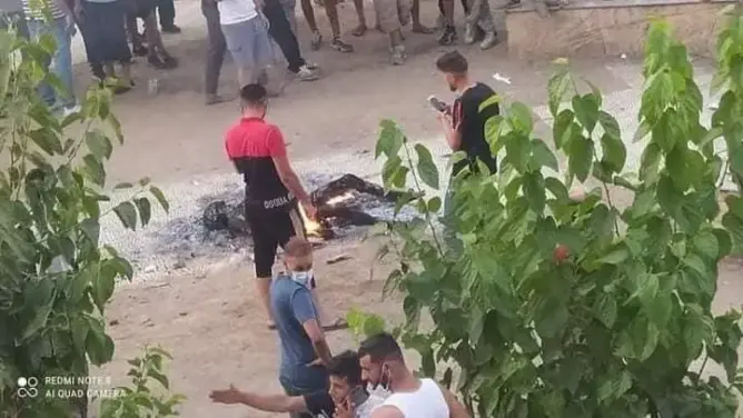 سلطات الجزائر تُعوض الشاب المقتول بتيزي وزو بوظيفة لشقيقه ومواد تعقيم لأسرته