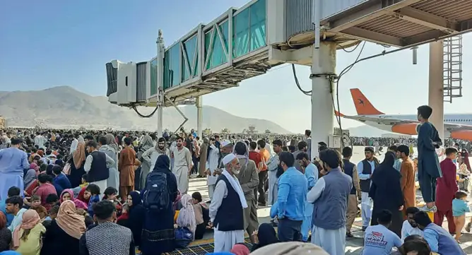 إجلاء 33 ألف شخص عبر مطار كابل .. وبايدن يثني على تعاون طالبان