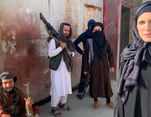 بعد سيطرة طالبان على كابل.. مراسلة “سي إن إن” تظهر بالحجاب (فيديو) 