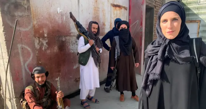 بعد سيطرة طالبان على كابل.. مراسلة “سي إن إن” تظهر بالحجاب (فيديو) 