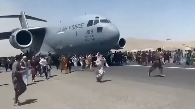 العثور على بقايا بشرية بعجلة طائرة عسكرية قادمة من كابل